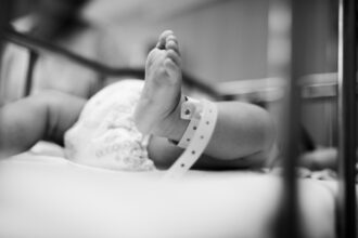 Estudo aponta que cesarianas antecipadas no Brasil podem trazer riscos para os bebês
