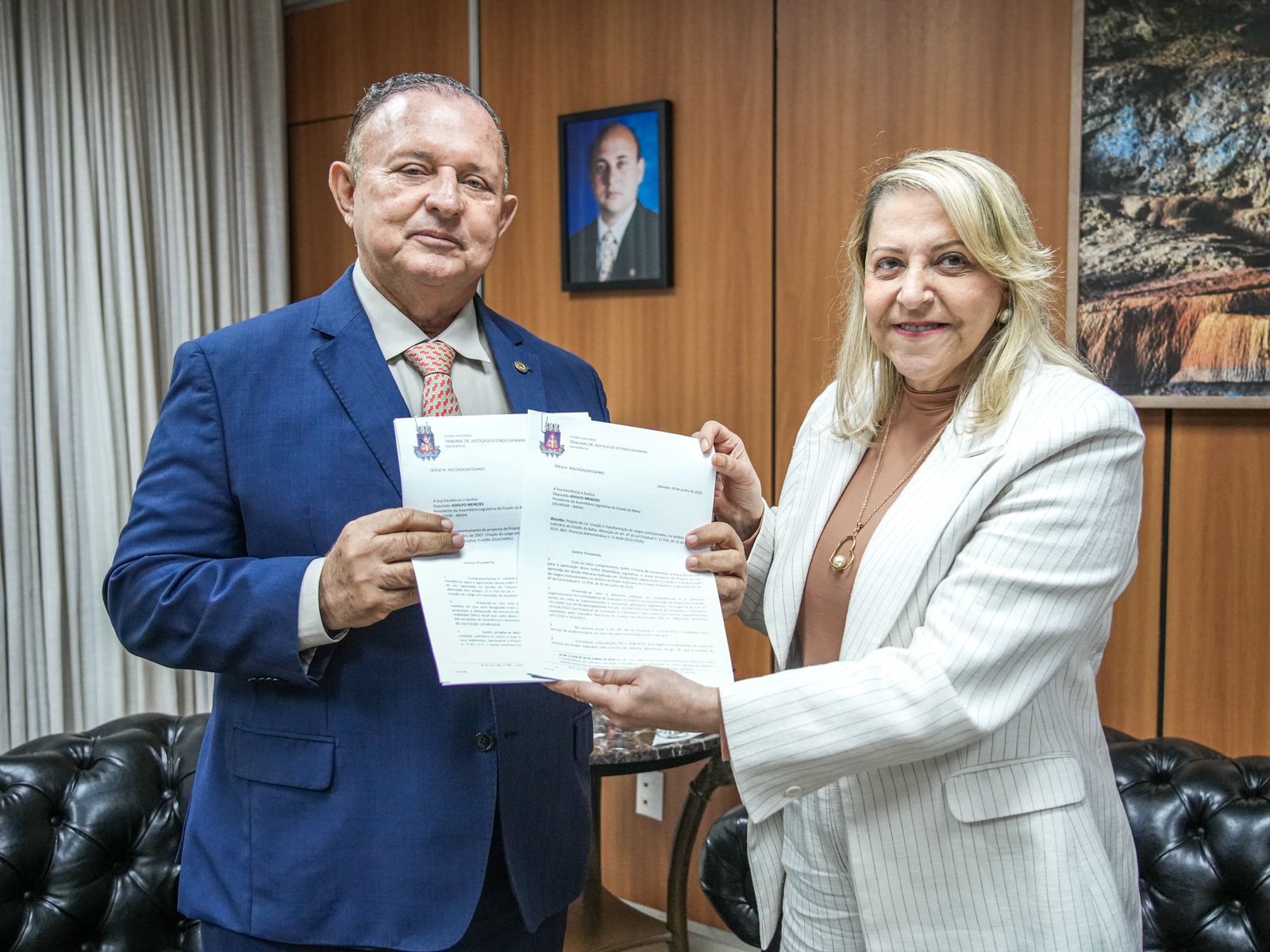 Adolfo Menezes recebe propostas de projetos da presidente do TJ-BA