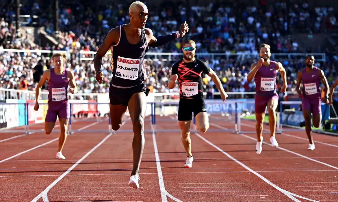 Alison dos Santos vence com sobra nos 400 m com barreiras na Suécia