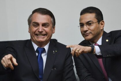 Bolsonaro avisa a Marcos Pereira que apoiará “candidato de Lira” na Câmara dos Deputados