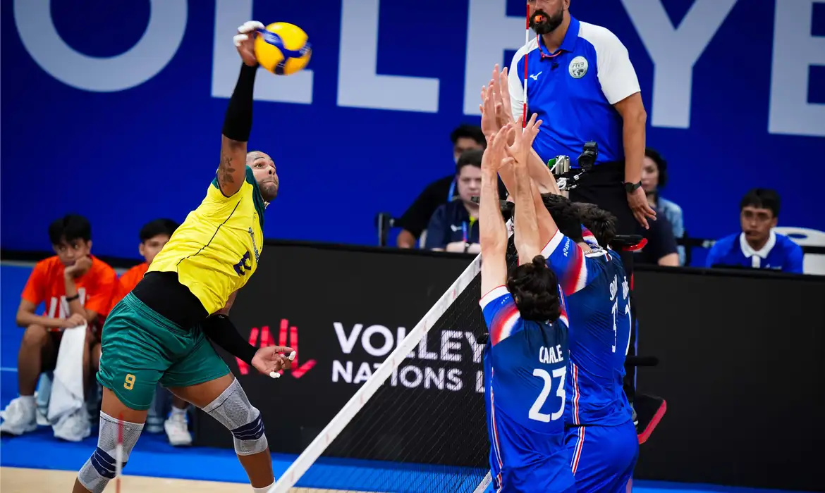 Brasil perde para a França, mas segue vivo na Liga das Nações de Vôlei