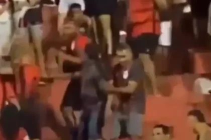 Câmeras flagram briga entre torcedores do Vitória após derrota no Barradão