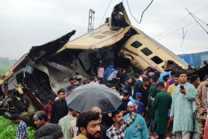 Colisão entre comboio de passageiros e mercadorias deixa cinco mortos na Índia
