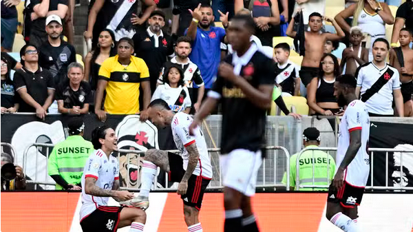 Flamengo aplica 6 a 1 no Vasco e assume a liderança da Série A do Brasileirão