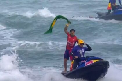 Italo Ferreira vence etapa do Mundial de Surfe no Brasil