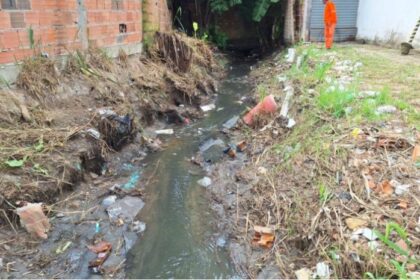 Limpeza de canais beneficia mais de 20 bairros em Camaçari