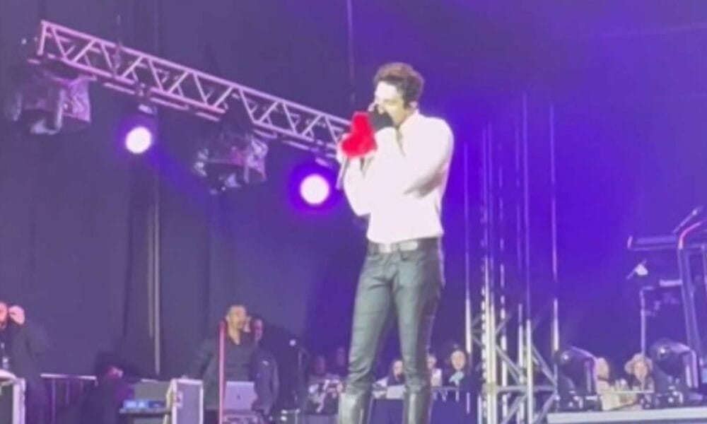 Luan Santana é flagrado cheirando calcinha de fã durante show; assista ao vídeo