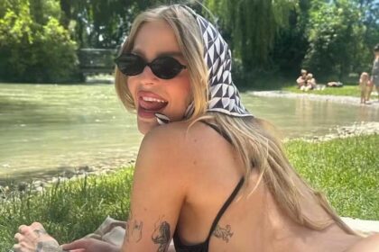 Luísa Sonza renova o bronzeado de biquíni em parque e posa abraçada com o namorado