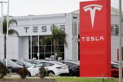 Tesla, Canadense que viveu na China admite roubo de segredos.