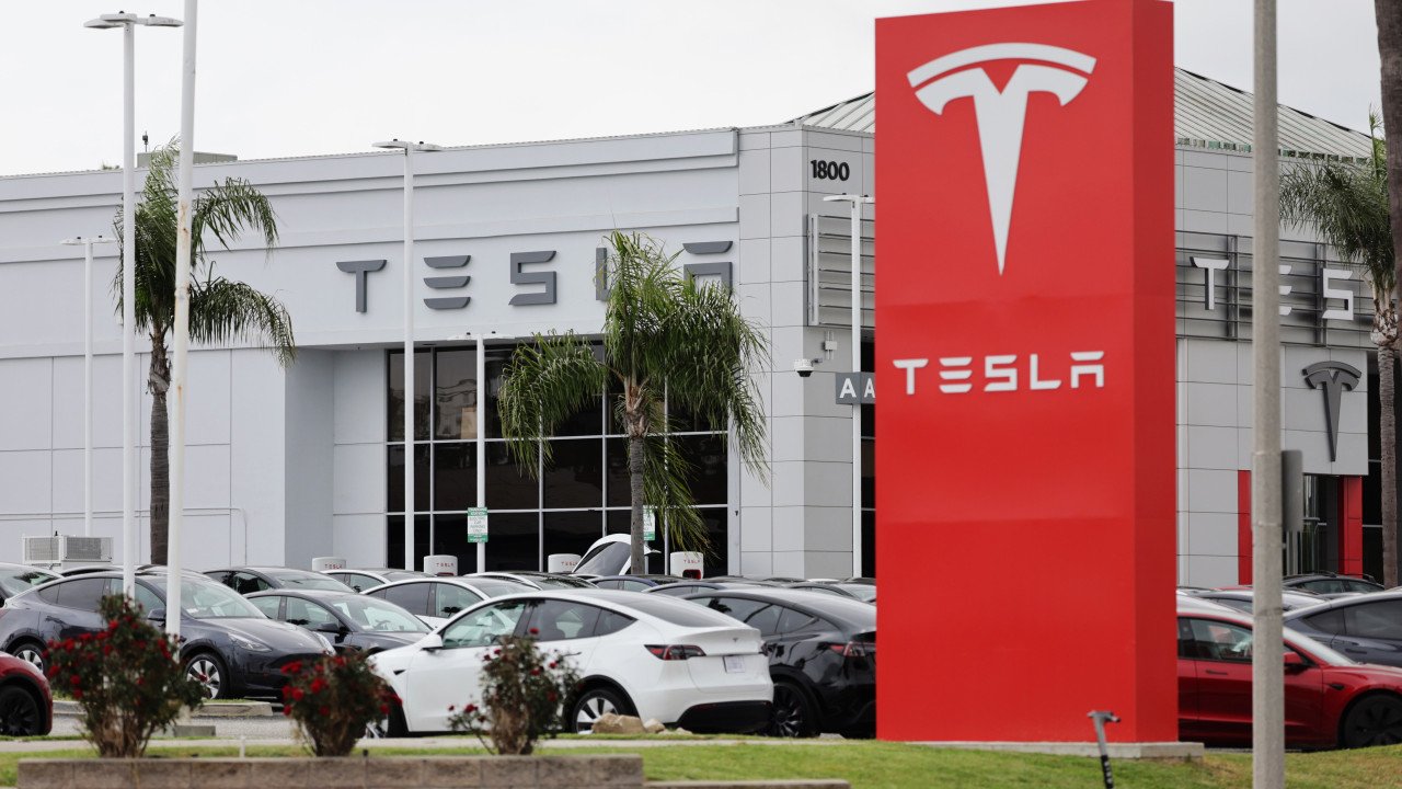 Tesla, Canadense que viveu na China admite roubo de segredos.