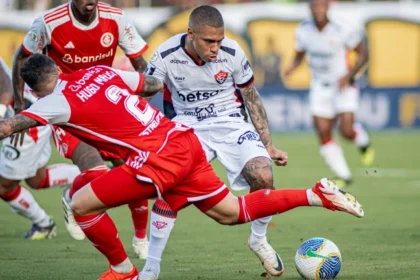 Vitória bate o Internacional por 2 a 1, mas segue na lanterna do Brasileirão