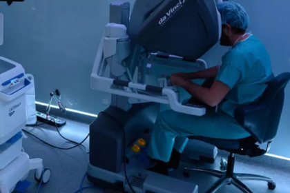 Médico na Itália opera paciente na China usando robô e 5G