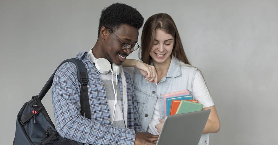 Senado aprova bolsa de R$ 700 para estudantes carentes do ensino superior