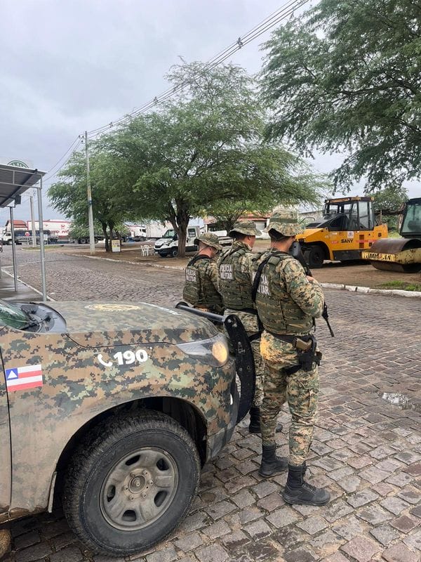 Operação policial na Bahia resulta na prisão de 30 pessoas e apreensão de 14 armas.