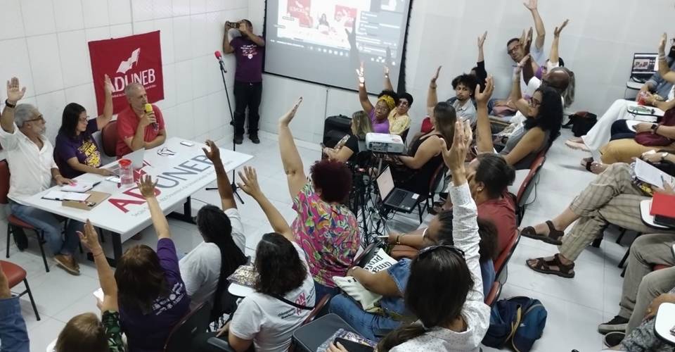 Professores das universidades estaduais da Bahia aprovam greve