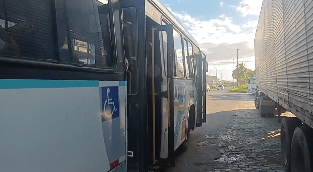Assalto em ônibus com destino a Salvador em Camaçari