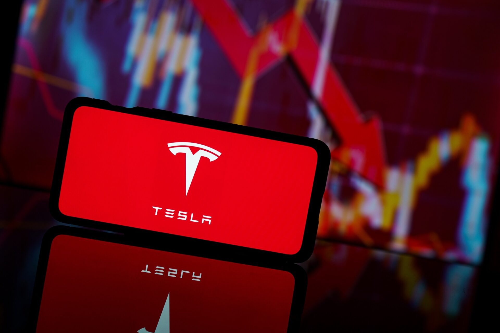 Por que a Tesla está perdendo terreno no mercado de elétricos?