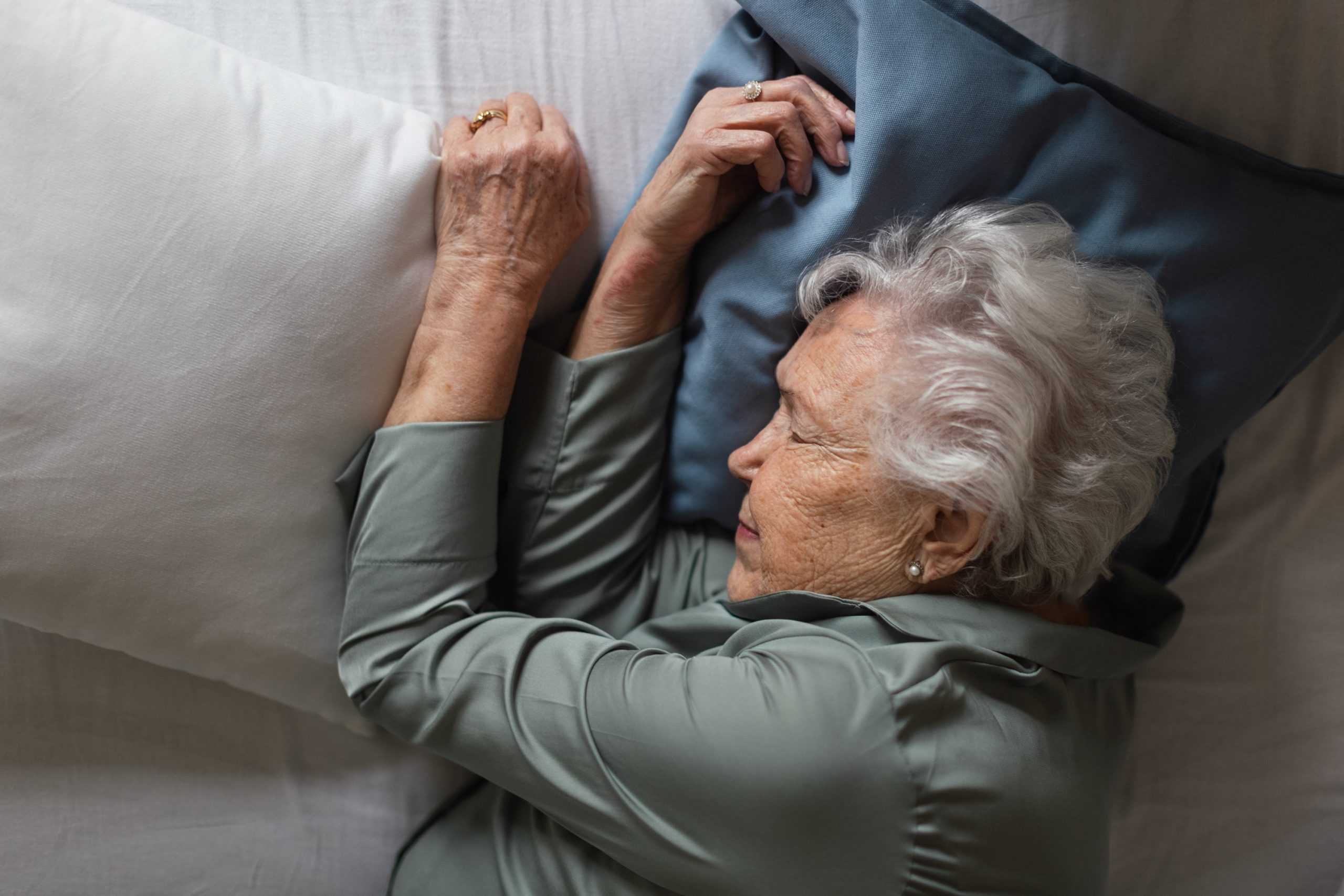 A imagem mostra uma mulher idosa durante o sono.