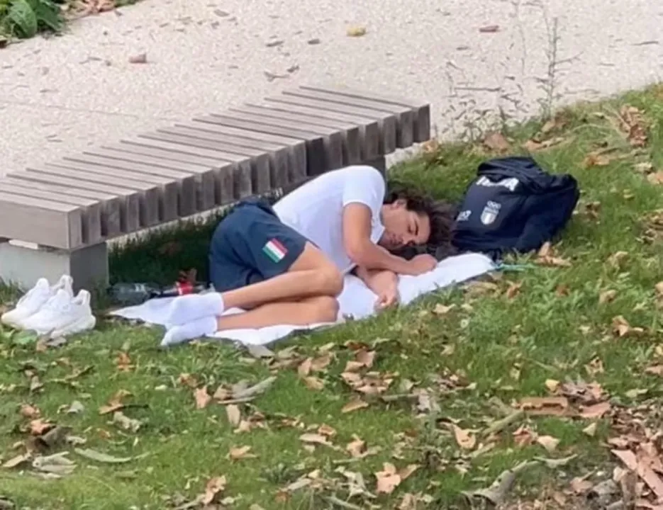 Atleta italiano dorme no gramado da Vila Olímpica para fugir do calor em Paris