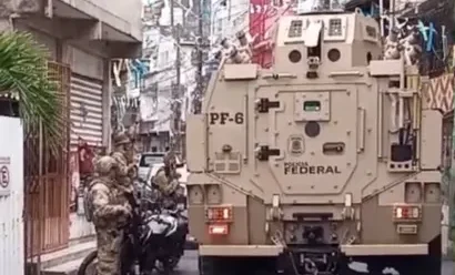 Polícia Federal entrega intimação no Curuzu em Salvador usando veículo blindado