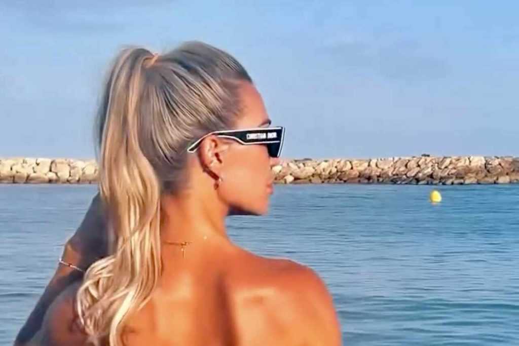 Estrela de reality mostra forma impecável após dispensar top do biquíni na praia