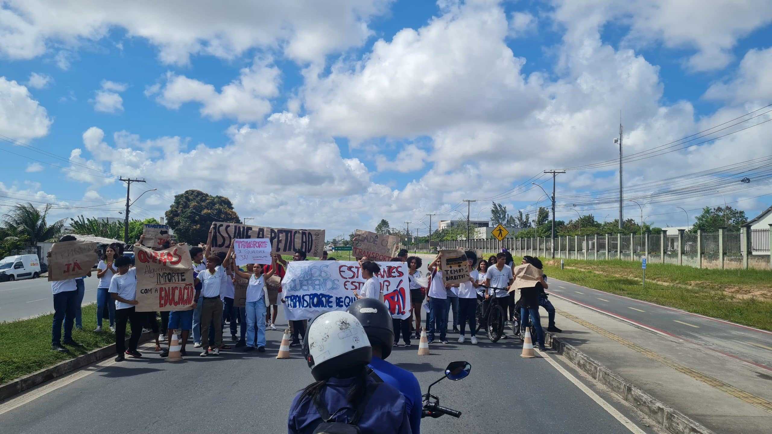 Estudantes do IFBA protestam na Avenida Jorge Amado