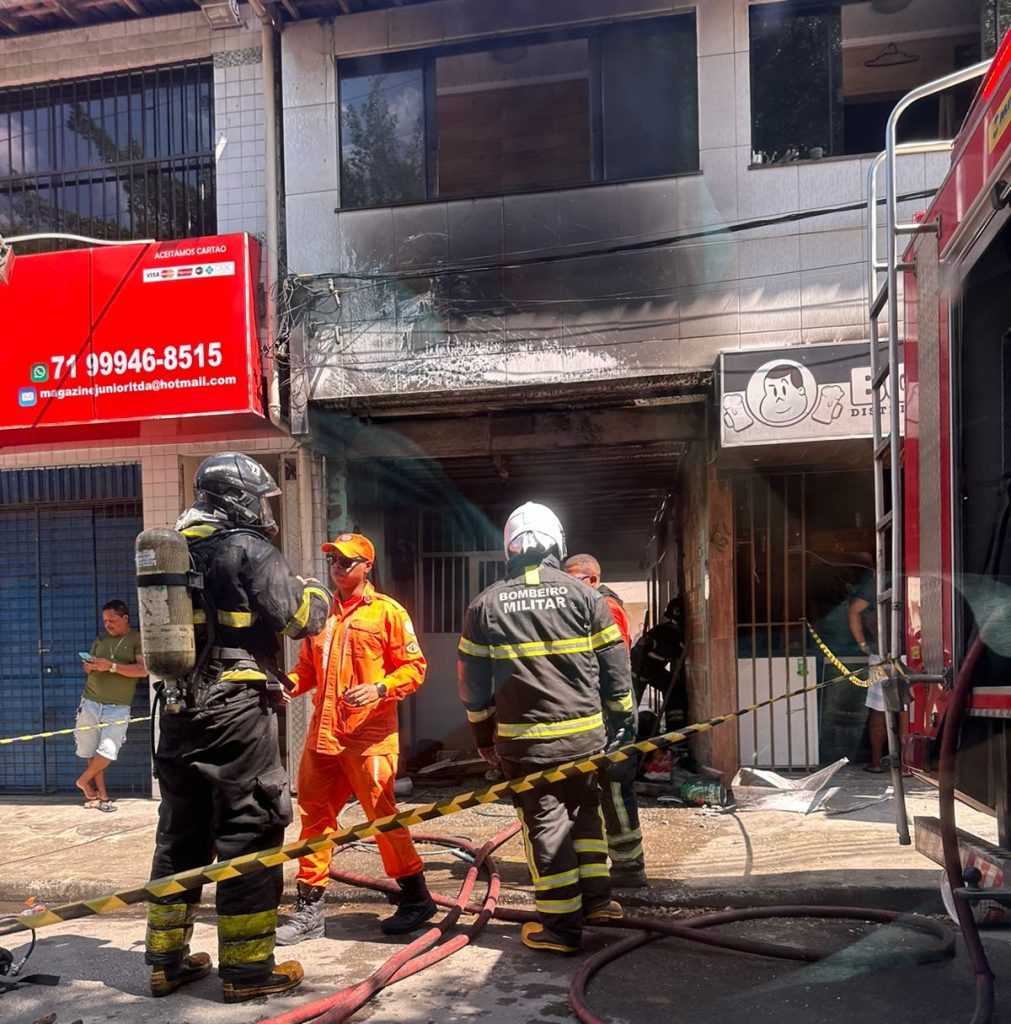 Fogo consome imóvel no bairro Natal, Camaçari