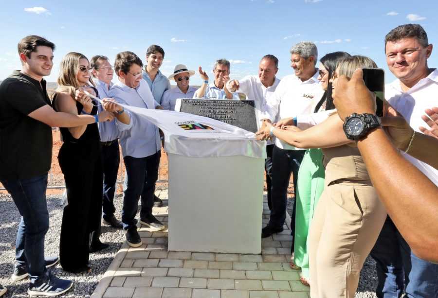 Jerônimo entrega em Cocos pacote de obras do governo do Estado