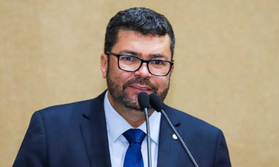 Marcinho Oliveira apresenta projeto de lei para impedir que prefeituras se promovam às custas de obras do Estado