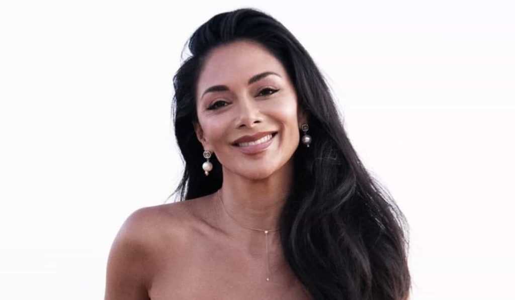 Nicole Scherzinger exibe as curvas de biquíni em passeio de barco: