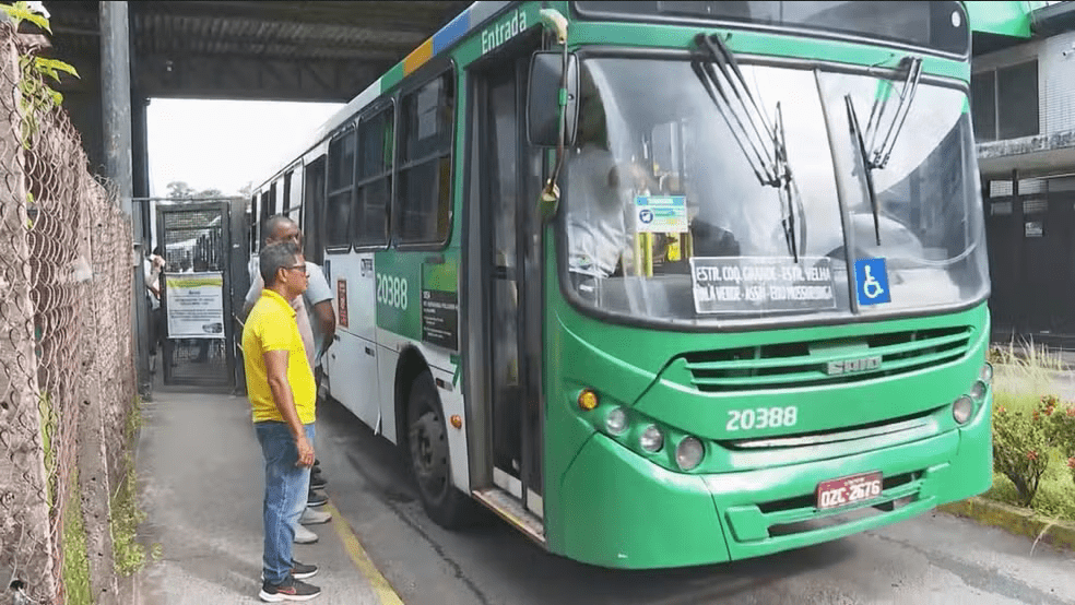 Facções em confronto param ônibus em Pernambués