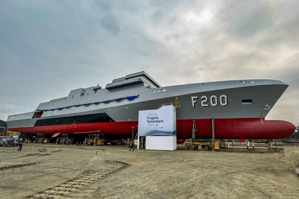 Brasil estreia novo navio de guerra gigante