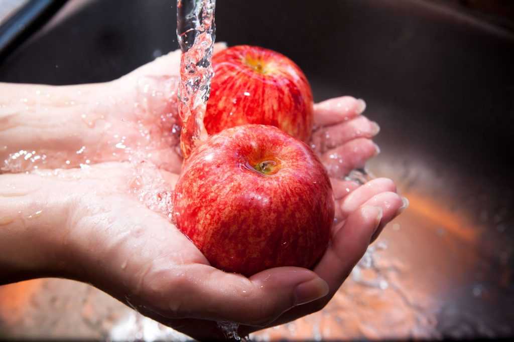 a maçã que você come pode estar contaminada; entenda