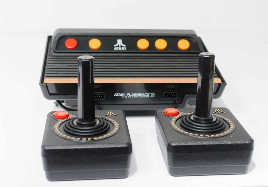 Imagem mostra um console Atari com dois controles