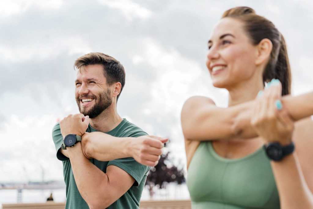 Exercícios de resistência cardiovascular, use um relógio fitness e um aplicativo. Atletas corredores em roupas de treino. Motivação para o estilo de vida durão.