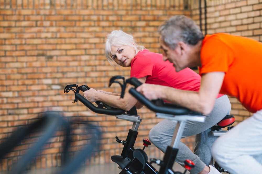 Benefícios do exercício aeróbico noturno para idosos hipertensos: vantagens em relação aos treinos matinais.