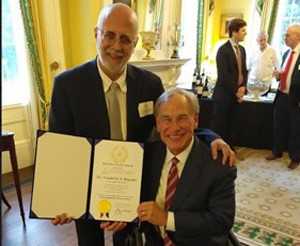 Professor da USP recebe homenagem do governador do Texas em reconhecimento internacional