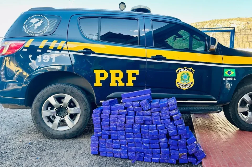 PRF intercepta carro roubado com 130kg de maconha