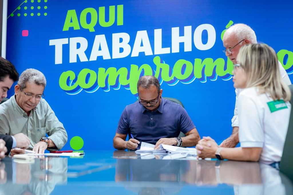 Elinaldo firma contratos para 384 novas unidades no MCMV