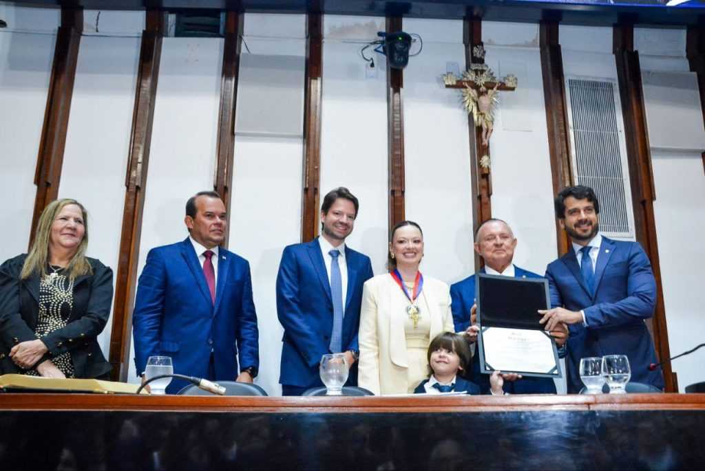 Geraldo prestigia entrega da Comenda 2 de Julho à empresária Isabela Suarez