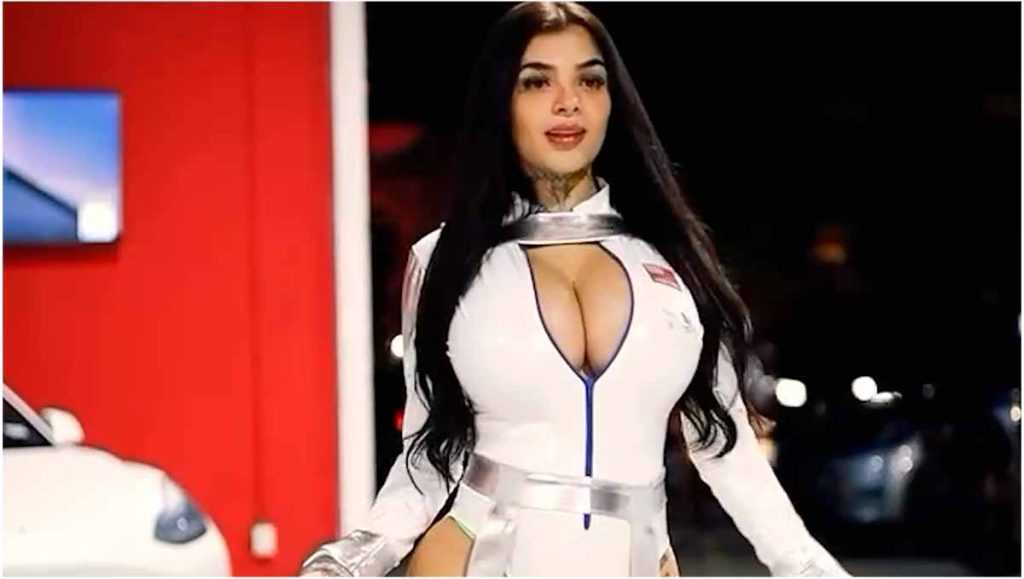 Influenciadora mexicana mostra novo Tesla vestida de astronauta: puro estilo