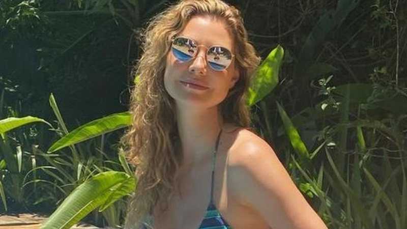 Lavínia Vlasak exibe beleza natural em fotos à beira da piscina: sempre linda