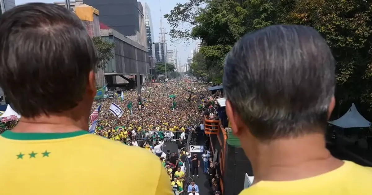 Com presença de Bolsonaro, ato na Av. Paulista pede impeachment de Moraes