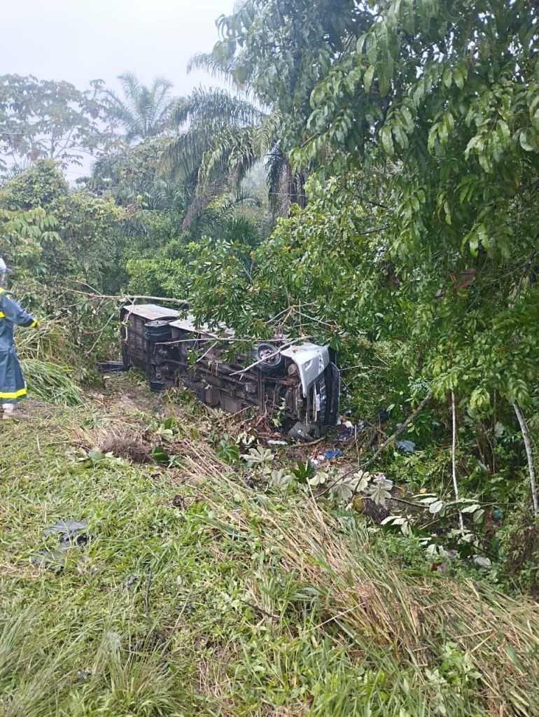 Quatro pessoas morrem e uma tem ferimento grave após ônibus com 28 pessoas cair em ribanceira 