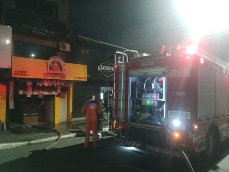 Rua do Telégrafo tem lanchonete atingida por incêndio