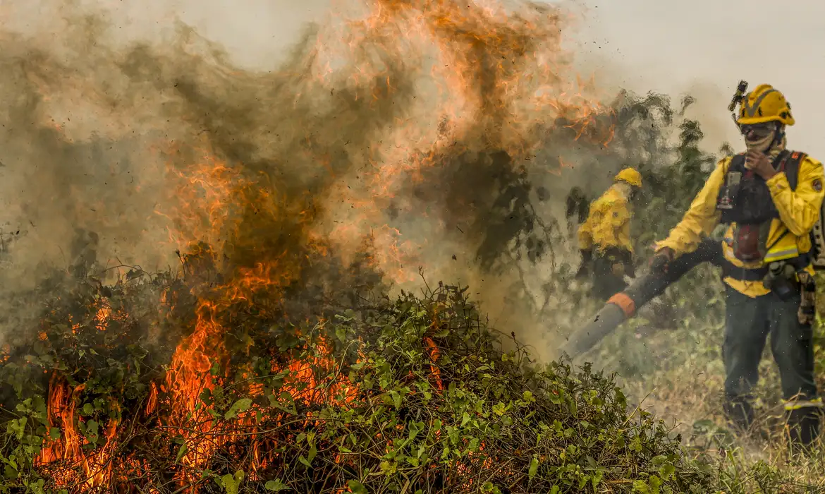 Autoridades discutem estratégias com CRSTs em áreas atingidas por incêndios: ação urgente no combate às queimadas