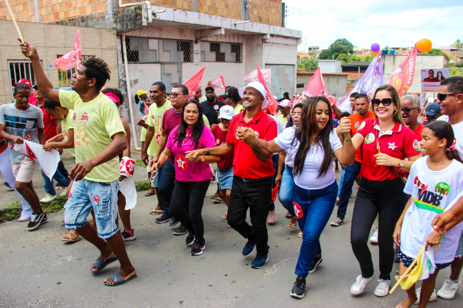 Marivalda e Tonha conversam com eleitores indecisos em caminhada na Urbis 2