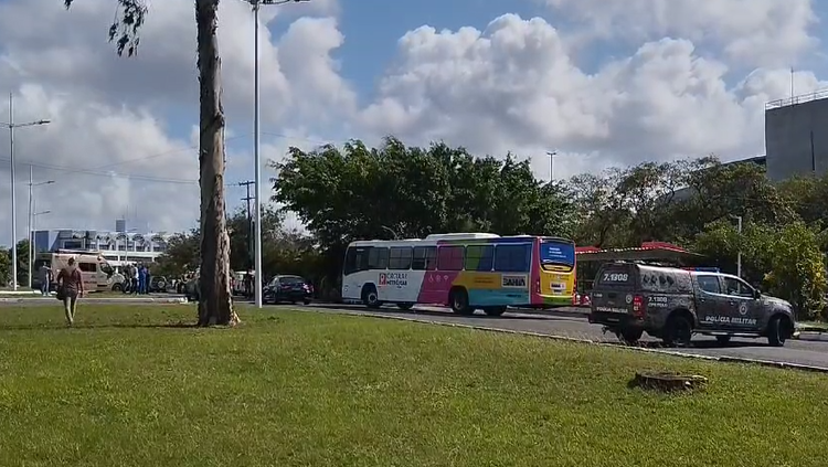 Homem é preso após fazer passageiro refém em ônibus no CAB