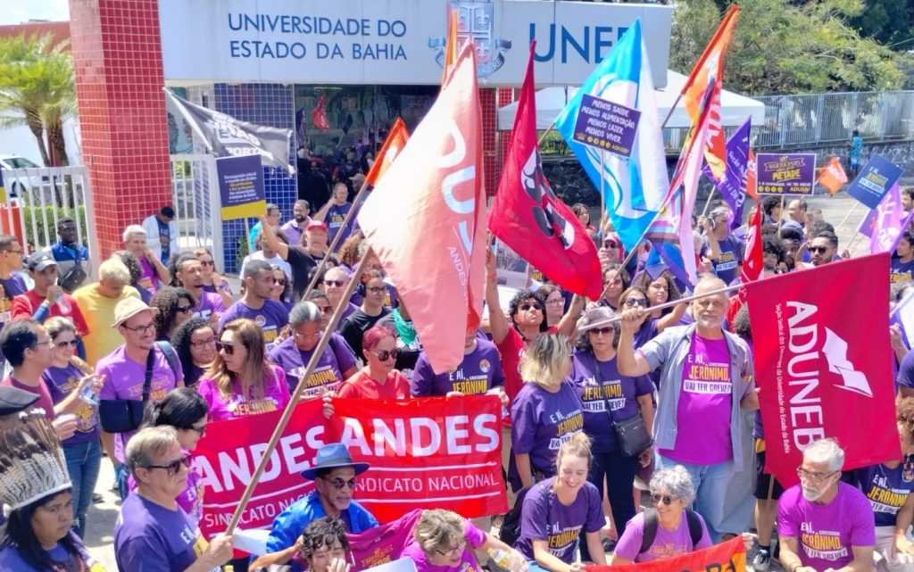 Docentes da Uneb em greve marcam manifestação no CAB nesta terça