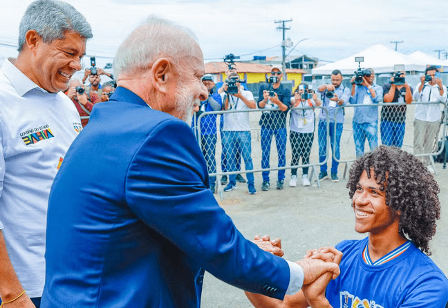 Em Salvador, Lula anuncia ampliação do programa Pé-de-Meia na Bahia